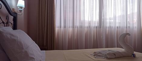 Chambre Double Exécutive, 1 très grand lit, vue ville | Décoration personnalisée, espace de travail pour ordinateur portable