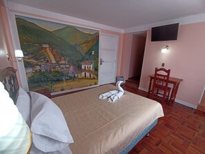 Habitación ejecutiva doble, 1 cama de matrimonio grande, vistas a la ciudad | Decoración individual y espacio para trabajar con un portátil