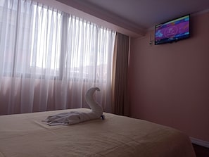 Chambre Double Exécutive, 1 très grand lit, vue ville | Décoration personnalisée, espace de travail pour ordinateur portable