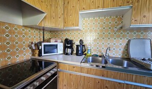 Kühlschrank, Mikrowelle, Ofen, Wasserkocher mit Kaffee-/Teezubehör