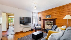 TV, fireplace - Lavender Cottage - Centrally Located (Port Fairy)