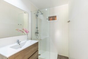 Dusche, Haartrockner, Handtücher