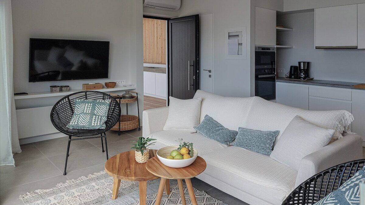 Televisión y oficina 