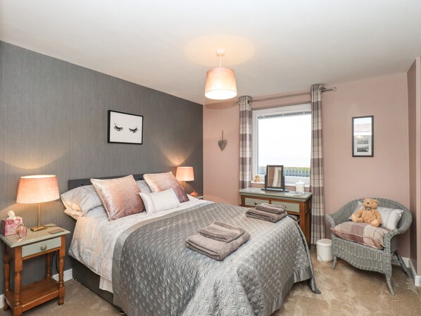 2 عدّة غرف نوم وبديكورات فريدة لكل غرفة وطراز فريد لكل وحدة