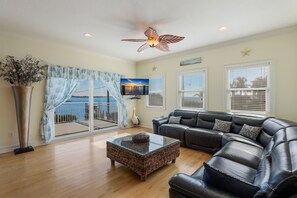 Téléviseur, table de ping-pong