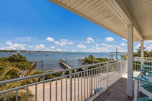 Property grounds - Family Getaway at The Sea Zoo - Bayfront with Pool, Tiki Bar, and Games! (Bradenton Beach)