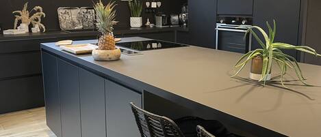 Kjøleskap, mikrobølgeovn, ovn og kokeplater