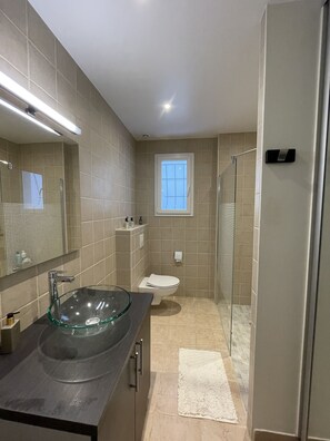 Bathtub, hair dryer, towels, soap - 3 Guest rooms for rent - Breakfast included (Le Mans)