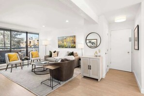 Smart-TV, Kamin, Streaming-Dienste, Stereoanlage