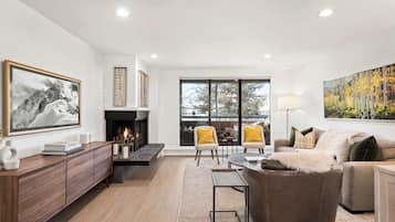 TV connectée, cheminée, services de streaming, chaîne hi-fi