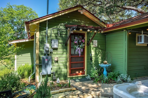 Twin Oaks Cottage | Hot Tub | Pet-friendly