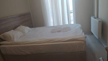 Classic Room | Desk, laptop workspace, free WiFi