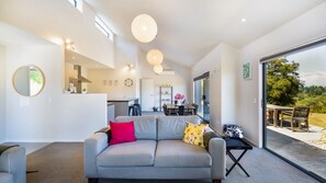 TV - A great family home in a semi rural location close to Ruby Bay Beach and Mapua Village (Ruby Bay)