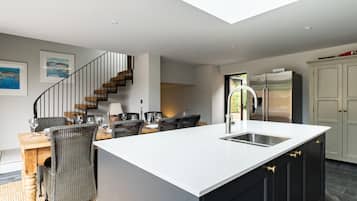 Cottage | Private kitchen | Fridge, dishwasher, electric kettle, toaster