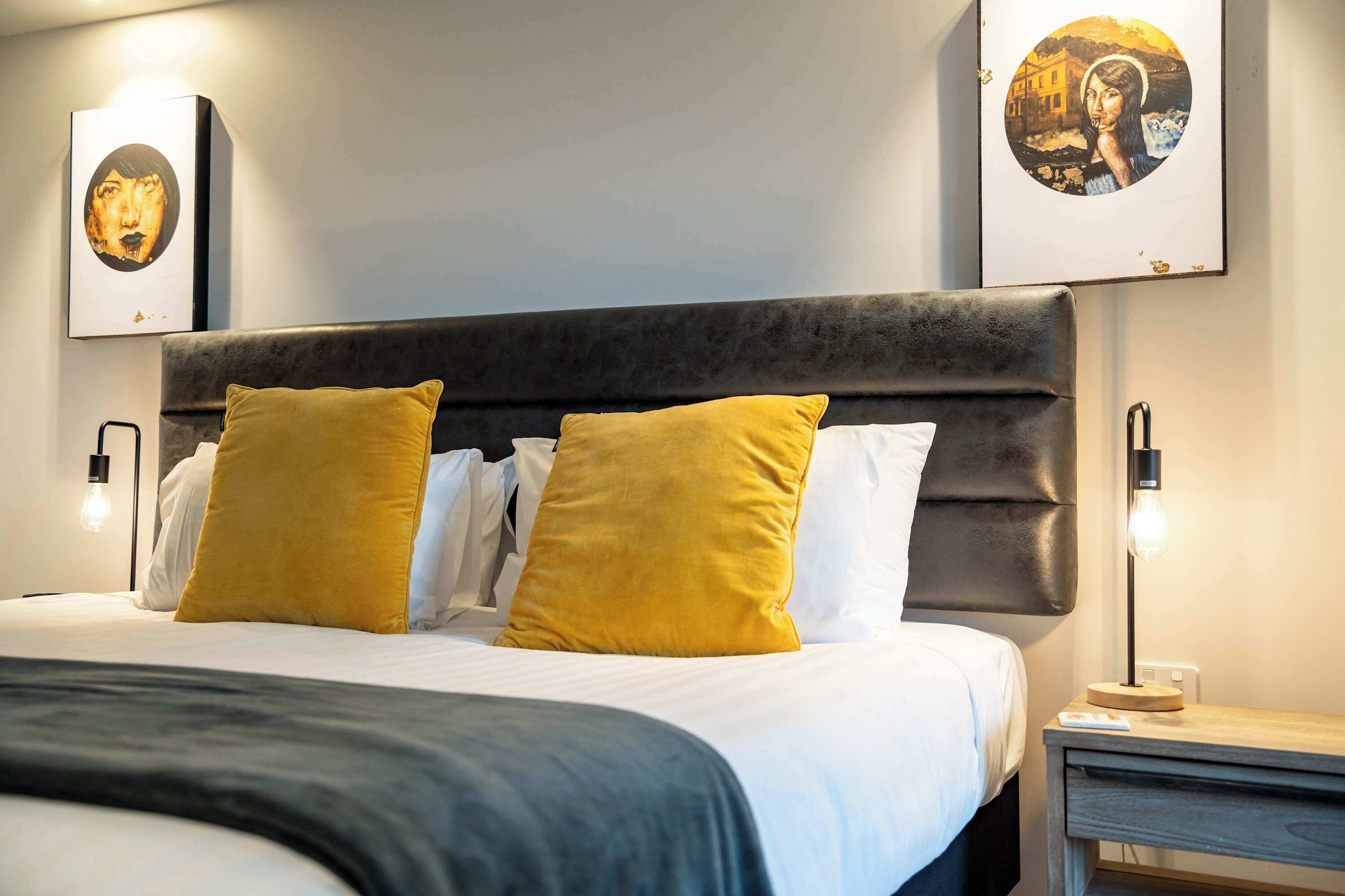 Desk, iron/ironing board, WiFi, bed sheets