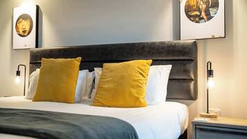 Desk, iron/ironing board, WiFi, bed sheets