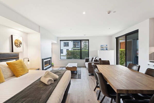 Desk, iron/ironing board, WiFi, bed sheets