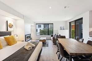 Desk, iron/ironing board, WiFi, bed sheets