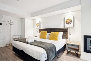 Desk, iron/ironing board, WiFi, bed sheets
