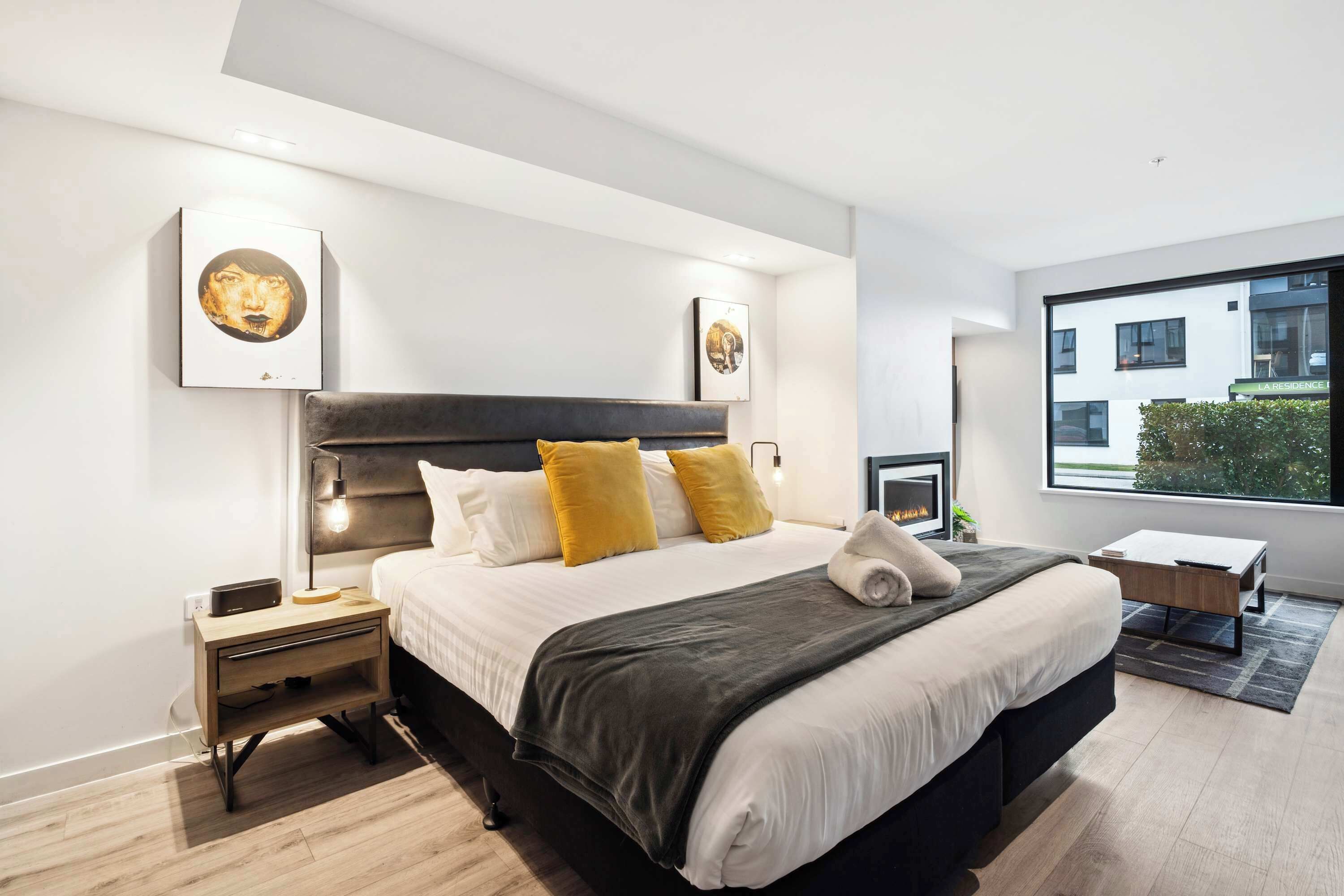 Desk, iron/ironing board, WiFi, bed sheets