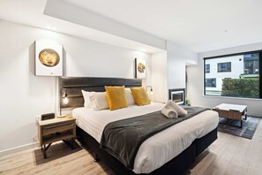 Desk, iron/ironing board, WiFi, bed sheets - Rēhia at La residence du Parc (Queenstown)