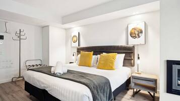 Desk, iron/ironing board, WiFi, bed sheets