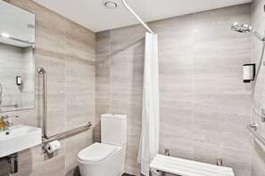 Shower, hair dryer, towels - Rēhia at La residence du Parc (Queenstown)