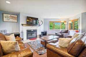 Fernseher, Kamin, Tischfußball, Tischtennisplatte