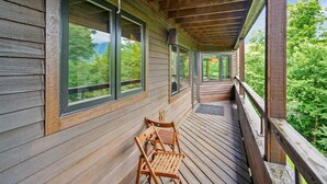 A wooden deck with a wooden bench and a view of a forest. - Beautiful decorated Condo, pool, hot tub, great Killington Views - Highridge B6 (Killington)