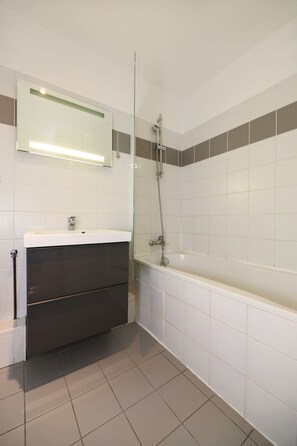 Bathtub, hair dryer, towels - 106- Appartement lumineux face jardins des Plantes (Paris)