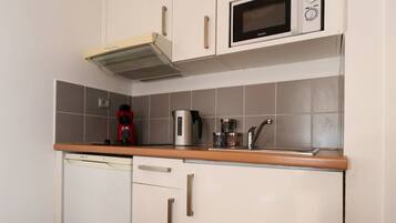 Jääkaappi, mikroaaltouuni, liesi, kahvin-/teenkeitin