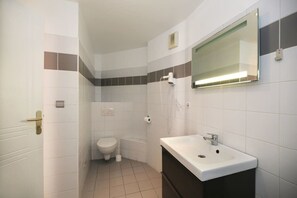 Badewanne, Haartrockner, Handtücher, Shampoo
