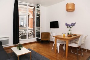 Dining - 106- Appartement lumineux face jardins des Plantes (Paris)