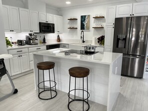 Kjøleskap, mikrobølgeovn, ovn og kokeplater