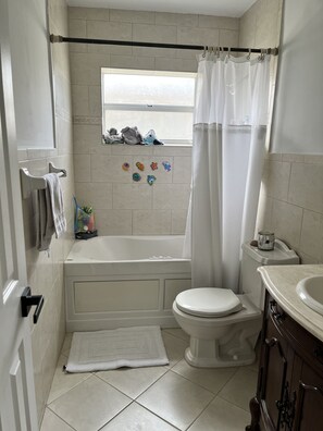 Kombinert dusj/badekar, hårføner, håndklær og såpe