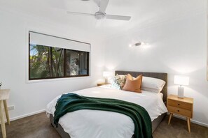 5 bedrooms, iron/ironing board, free WiFi, bed sheets