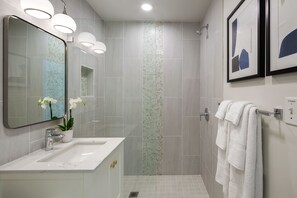 Shower, hair dryer, towels - ~LA MAISONNETTE~ Gated condominium 1 block from the allure of Duval Street. (Key West)