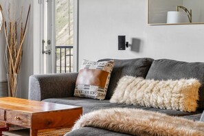 Smart TV, streaming services, stereo