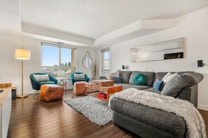 Smart TV, streaming services, stereo - Alpine Pointe| Lake View | Pool | Hot Tub | Gym (Invermere)