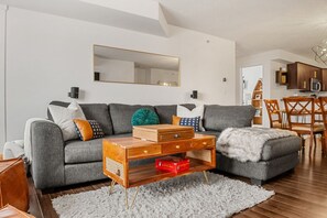 Smart TV, streaming services, stereo - Alpine Pointe| Lake View | Pool | Hot Tub | Gym (Invermere)