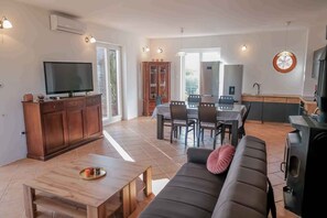 TV - Villa with sea view and pool (Vrbnik)