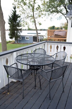 Outdoor dining - Cottage 6 on Beautiful Fox Lake! (Fox Lake)
