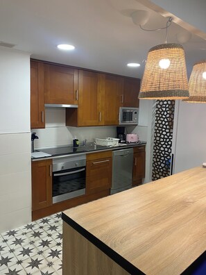 Frigorifero, microonde, forno, piano cottura
