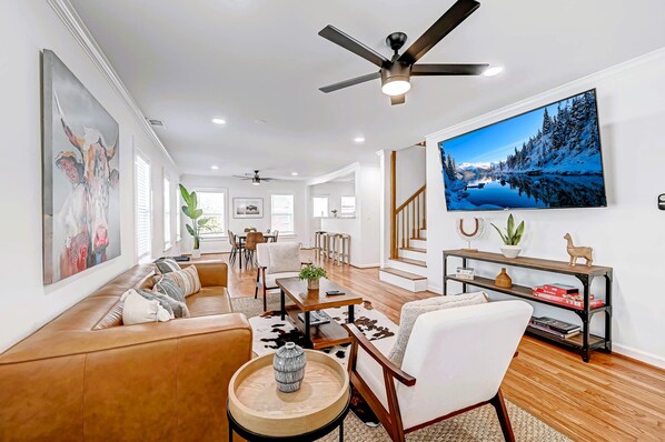 Smart TV, tenis de mesa y monitor de computadora