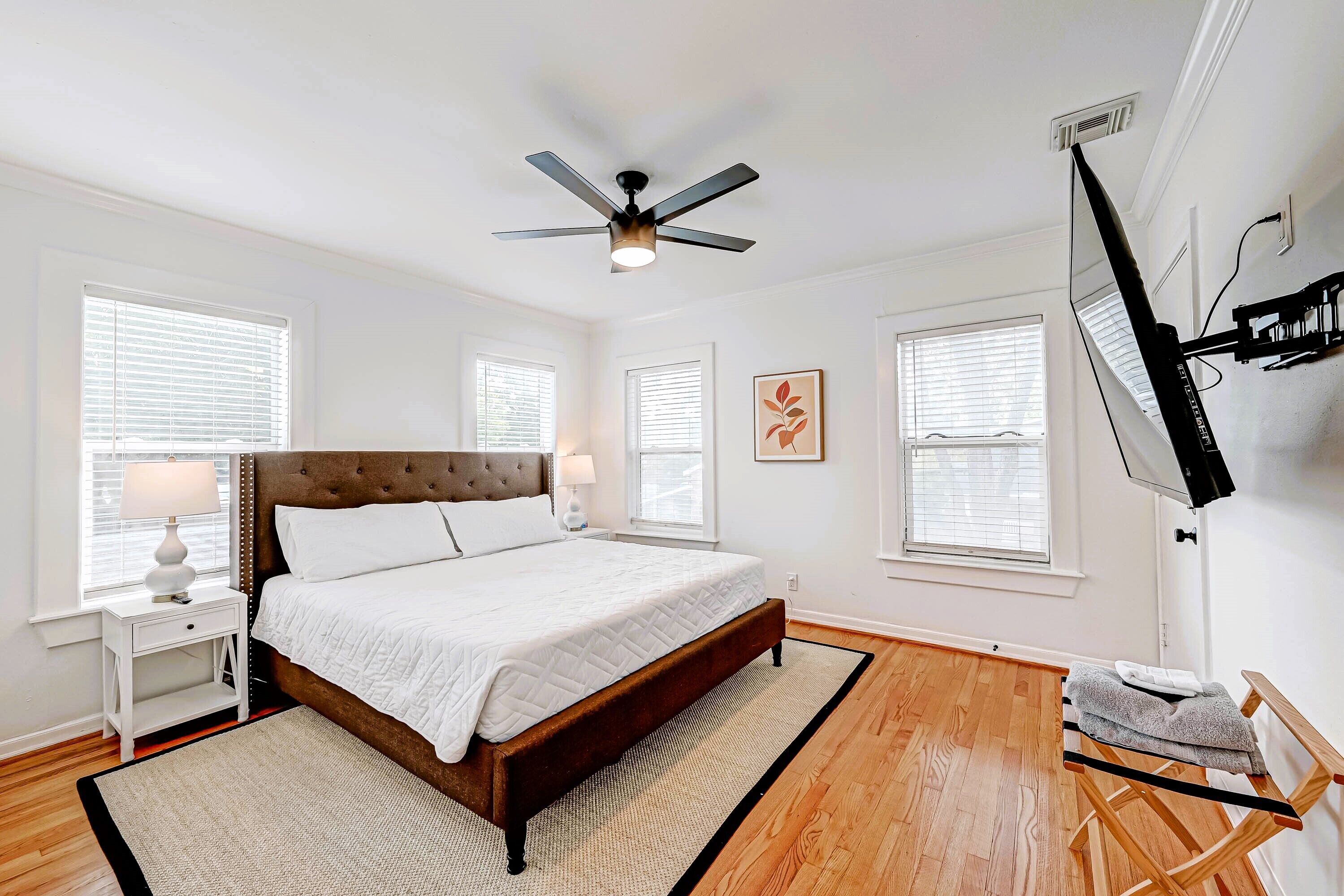 2 bedrooms, desk, iron/ironing board, travel crib