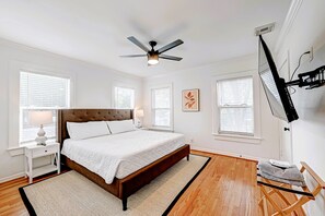 2 soverom, skrivebord, strykejern/-brett og reiseseng for barn