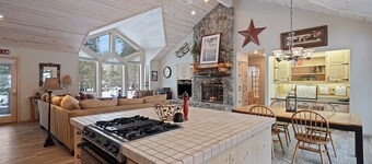 6 Todd - Adorable & Cozy, Hot Tub, SHARC Passes, Fabulous Location