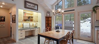 6 Todd - Adorable & Cozy, Hot Tub, SHARC Passes, Fabulous Location
