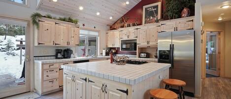 Een koelkast, een magnetron, een oven, een kookplaat