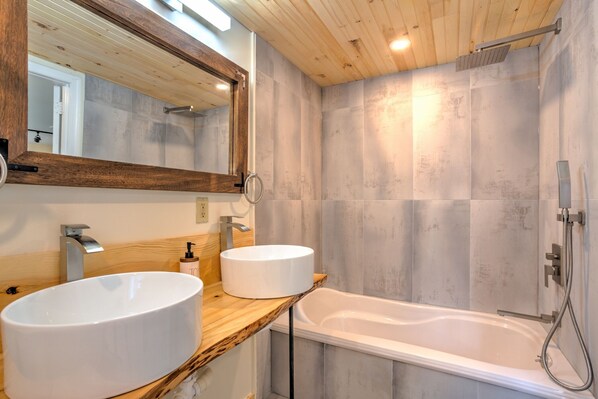 Combined shower/tub, towels, soap, shampoo